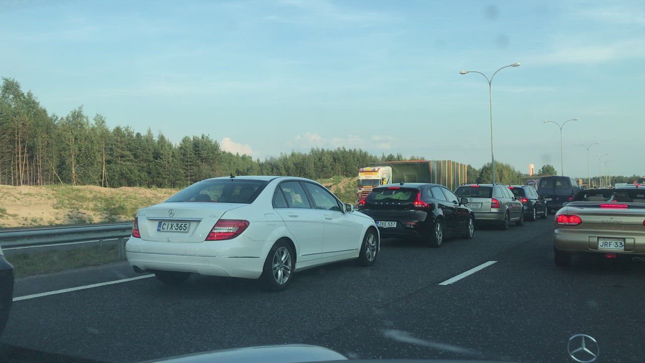 Leveä kuljetus pysäytti liikenteen Kaakkurissa