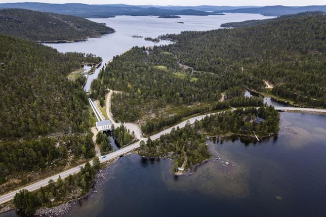 Kirakkakönkään vesivoimalaitos Inarissa valmistui vuonna 1953. Kunnanjohtaja Toni K. Laine on tänä kesänä esittänyt voimalaitoksen mahdollista purkamista niin talouteen kuin vaelluskaloihinkin vedoten. KUVA: Jouni Porsanger