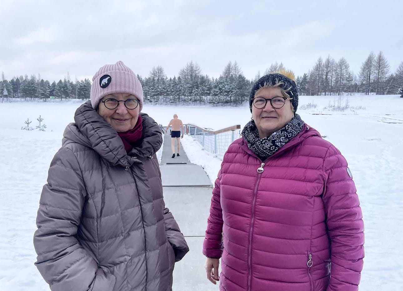 Helena Turja ja Maarit Ilonen tulevat avantosaunalle mieluiten kello kolmelta, heti ovien auettua, kun on vielä rauhallista.