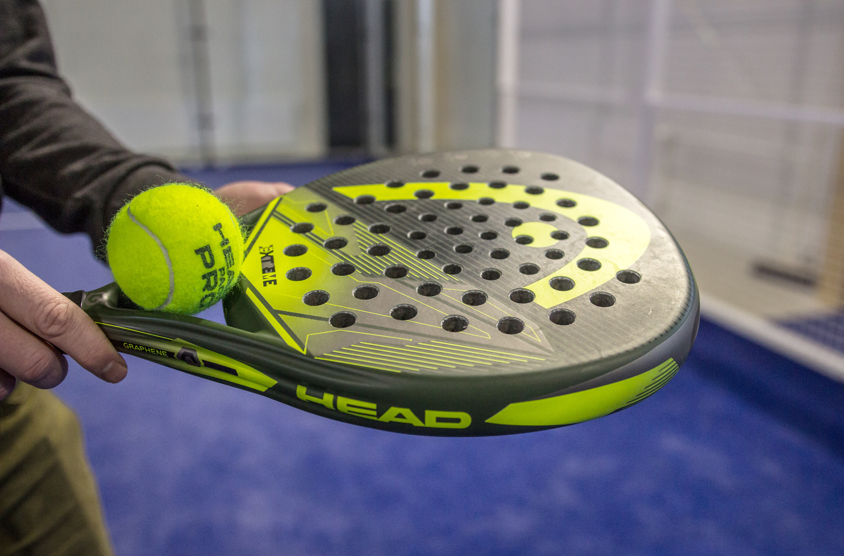 Padel-maila on kevyt ja kova. Pallo on tennispalloa hieman kevyempi. Monipuolisuutensa vuoksi laji on nopea. Seppo Joensuu suosittelee peliajaksi 1,5 tuntia.