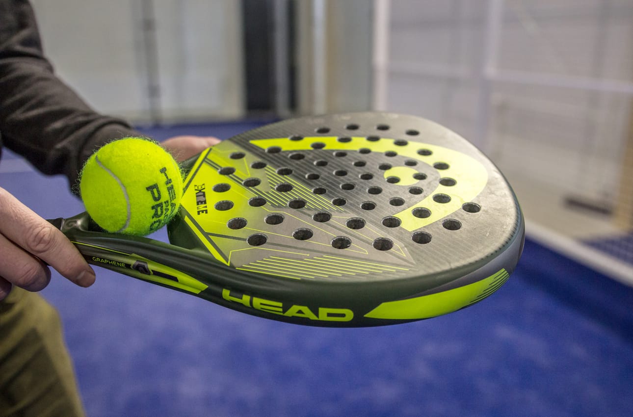 Padel-maila on kevyt ja kova. Pallo on tennispalloa hieman kevyempi. Monipuolisuutensa vuoksi laji on nopea. Seppo Joensuu suosittelee peliajaksi 1,5 tuntia.