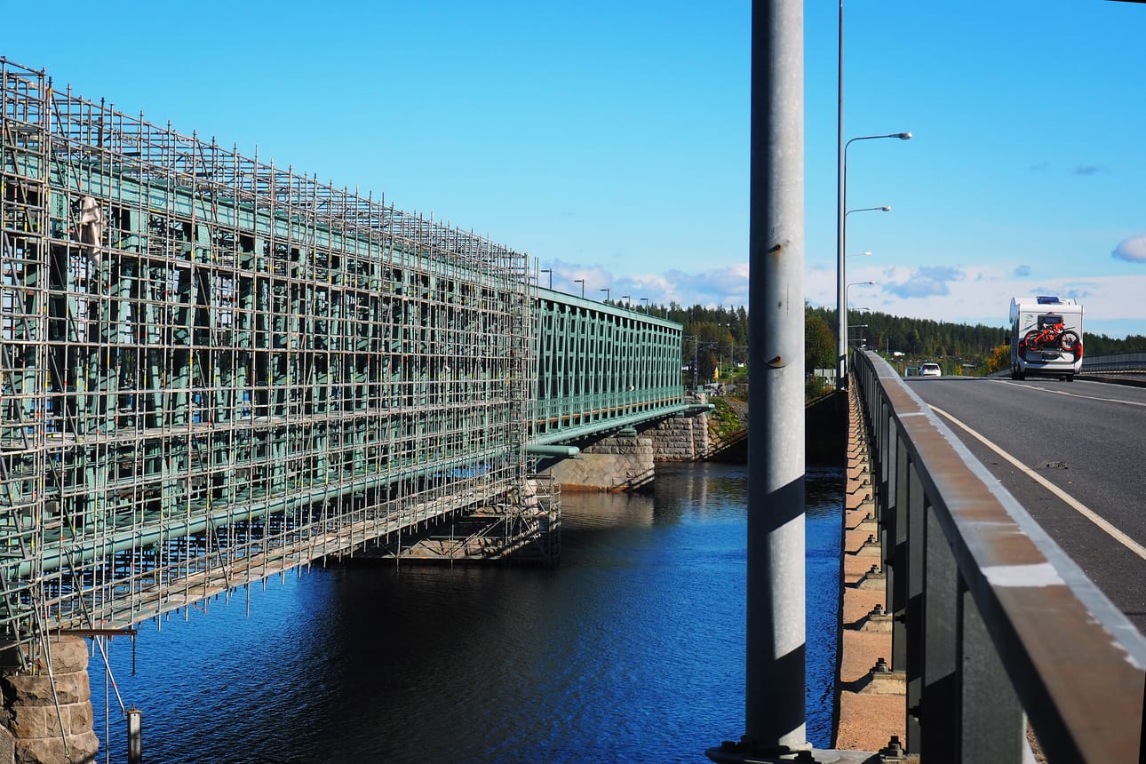 Väyläviraston mukaan Kemijärven ylittävän rautatiesillan kaksivuotinen maalausurakka valmistuu ensi kuun puolivälissä.