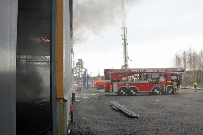 Rakenteilla oleva teollisuushalli syttyi palamaan kantatien varressa eilen torstaina. KUVAT: MIA KÄRKKÄINEN