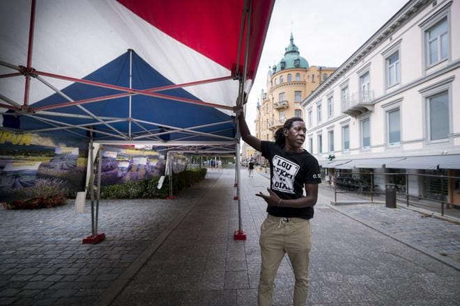 Street Food Fiestassa ei myydä pelkästään ruokaa, vaan myös muitakin tuotteita. Ranskalainen Maniapoo Seye myy kojullaan muun muassa saippuaa ja laventeliöljyä. KUVAT: JARNO PELLINEN