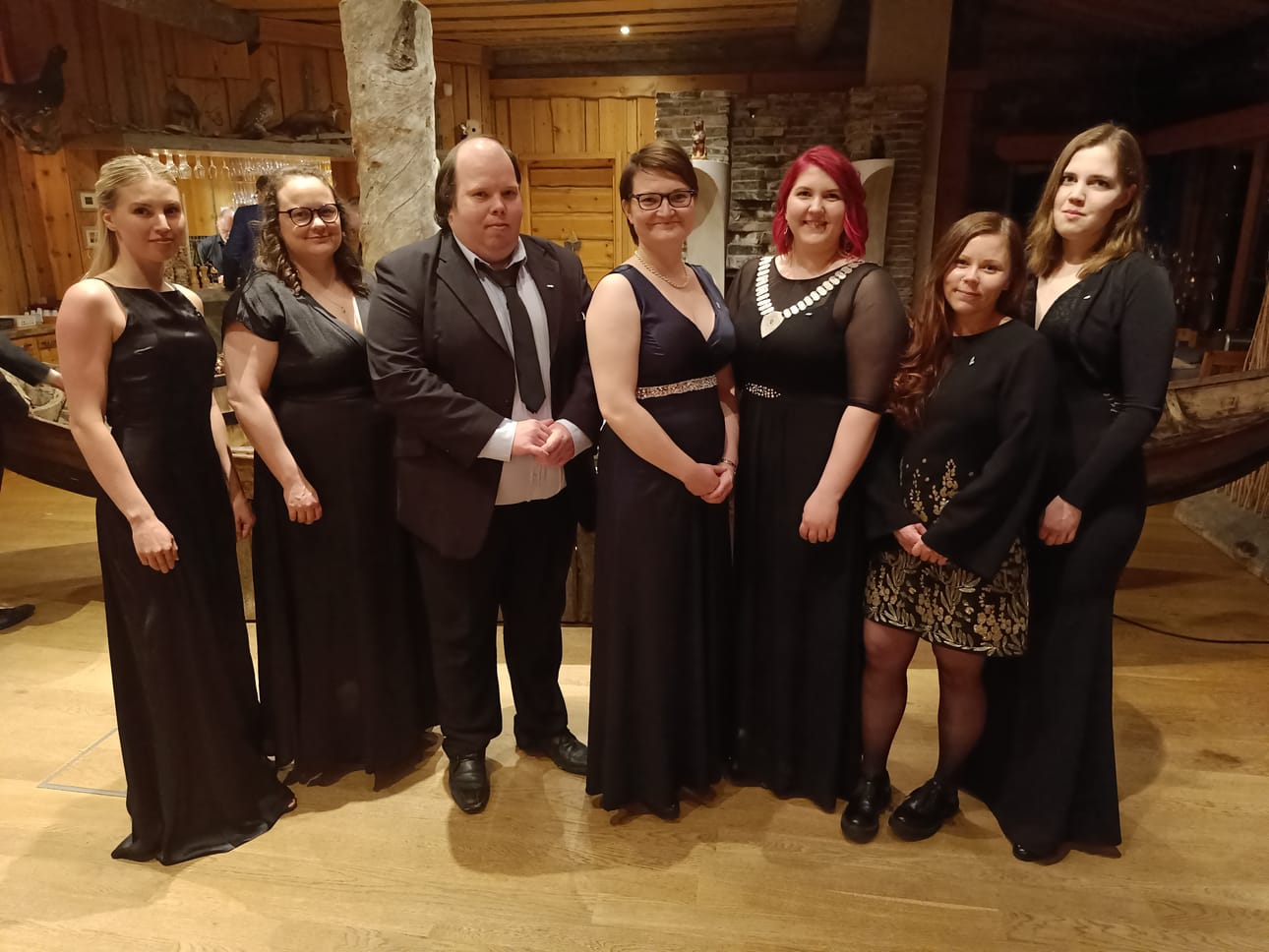 Kuusamon Nuorkauppakamarin uusi hallitus vasemmalta oikealle: Sofia Litendahl, Elise Ylitalo, Hannu-Pekka Hummasti, Maarit Hyvärinen, Satu Pesonen, Sofia Ursin ja Sina Riikonen.
