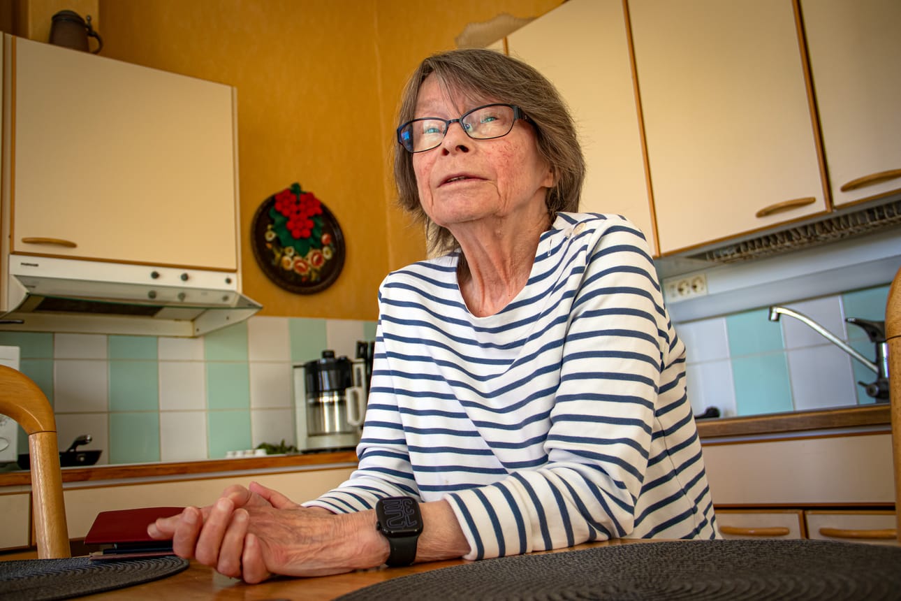 Tyrnäväläinen Eila Anderson kertoo, että hänen ensimmäinen kielensä oli amerikanenglanti, koska hänen USA:sta Neuvostoliittoon muuttaneet vanhempansa puhuivat sitä keskenään. Suomalaisen lastenhoitajan kanssa hänen suomenkielen taitonsa alkoi vahvistua.