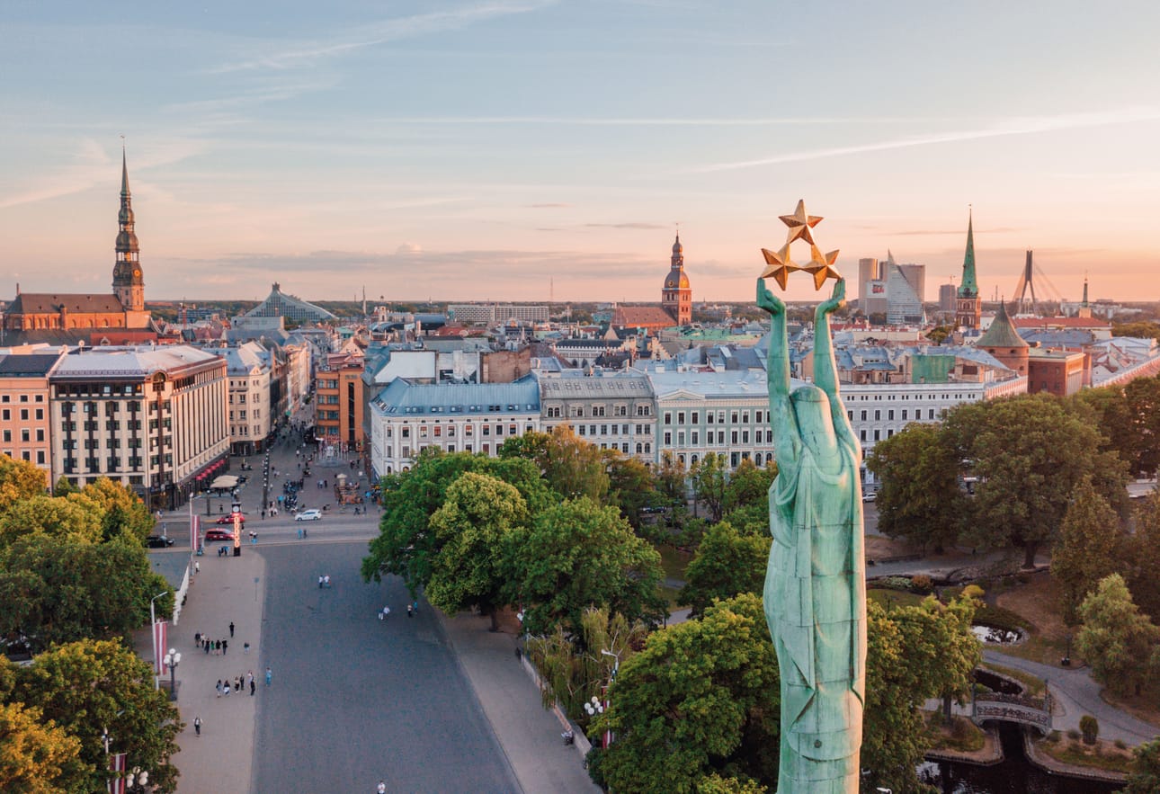 Vapauden muistomerkki sijaitsee Riian vanhankaupungin kupeessa. Muistomerkki kunnioittaa Latvian vapaussodassa (1918–1920) kaatuneita.