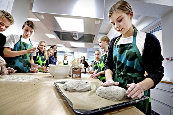 Taikinan vaivaaminen ja ruislimpun muotoileminen kävivät Pruukin yhtenäiskoulun seitsemäsluokkalaiselta Liina Sippolalta vaivattomasti. – Ruisleipää en ole koskaan aiemmin tehnyt, mutta muuten tykkään leipomisesta. Olen tehnyt tarjoiluja juhliinkin, hän totesi. Valtakunnallisen leipäviikon kunniaksi Pruukin koulun seitsemäsluokkalaiset opettelivat perinteisen hapanjuurisen ruislimpun valmistamista kotitaloustunnillaan keskiviikkona. KUVA: KARI LÖFHJELM