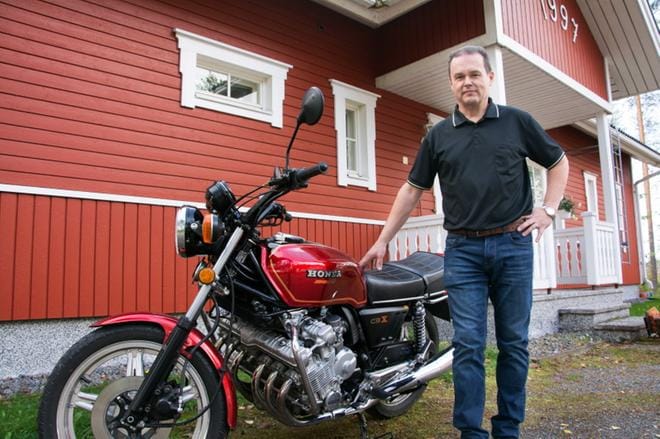 Vuosimallin -79 Honda CBX-1000 on vain yksi alavutelaisen Esa Järvisen autotallista löytyvistä menopeleistä. KUVA: KAROLIINA SYRJÄ