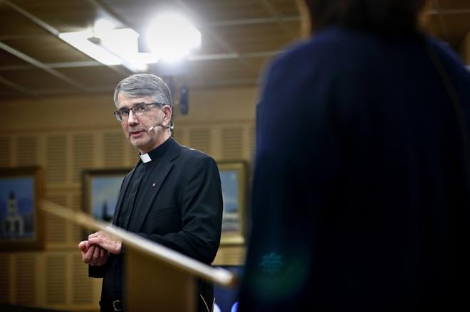 Lapuan hiippakunnan tuleva piispa Matti Salomäki kertoo, että perehtyminen uuteen työhön alkaa pikkuhiljaa. – Kuulemma kalenteria on jo täytetty. KUVA: TOMI KOSONEN