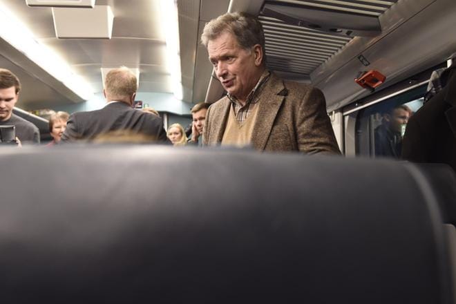 Sauli Niinistö matkustaa vuorojen mukaisilla junilla etelästä pohjoiseen viikonlopun aikana. Matka alkoi perjantaina illansuussa. KUVA: Kimmo Penttinen