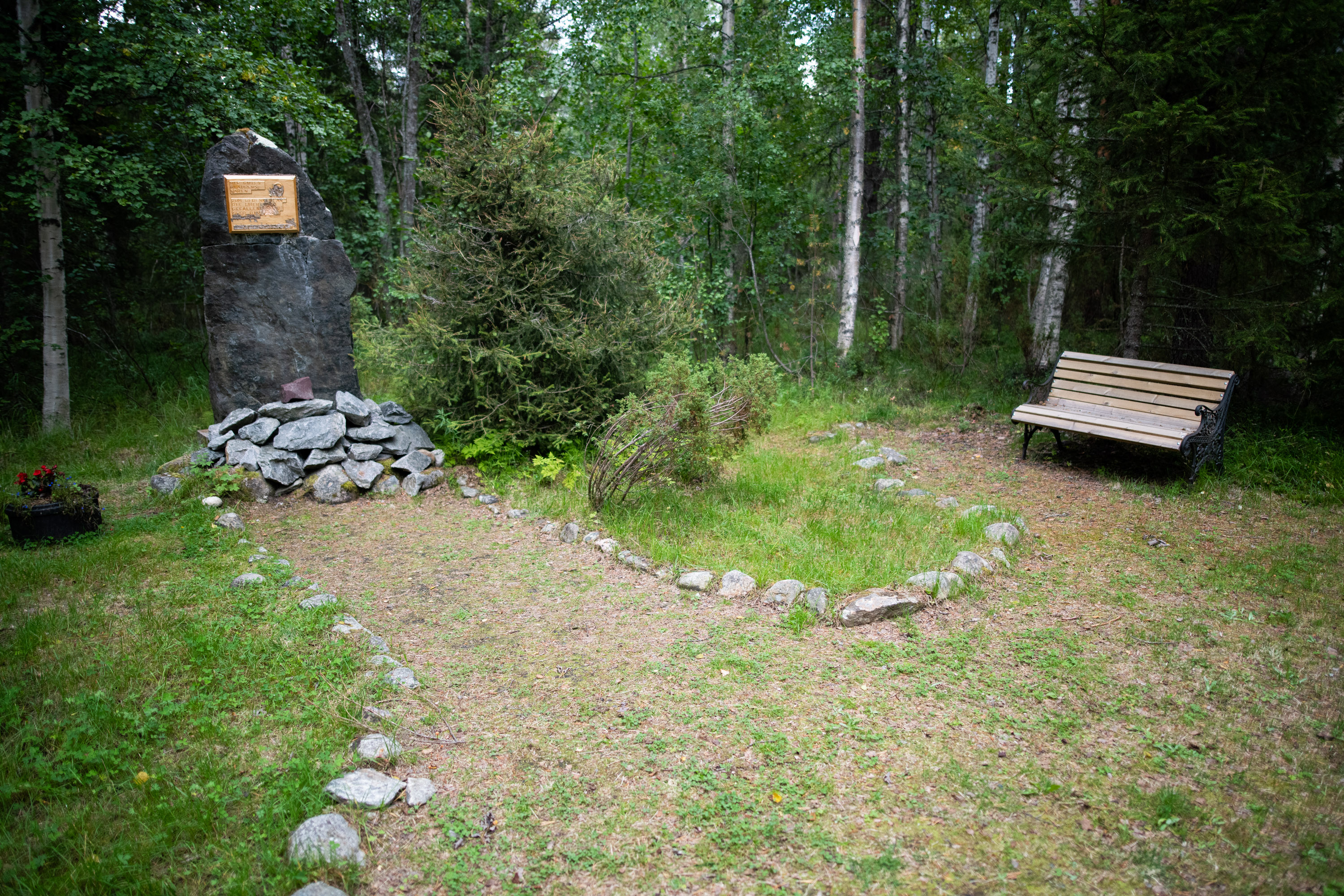 Saksalaisten sotilaiden muistomerkki Salpalinjan parkki-alueen läheisyydessä.