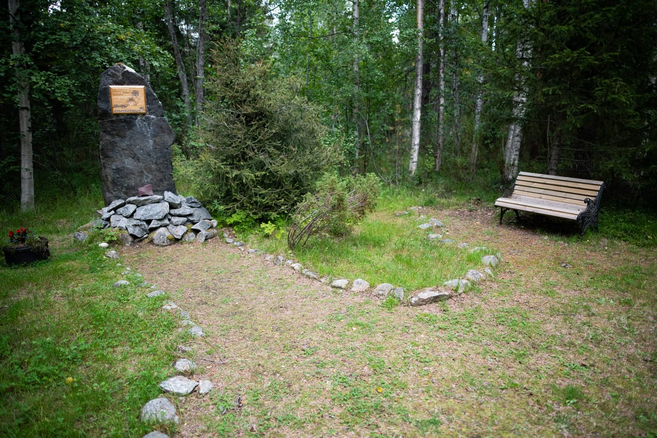 Saksalaisten sotilaiden muistomerkki Salpalinjan parkki-alueen läheisyydessä.