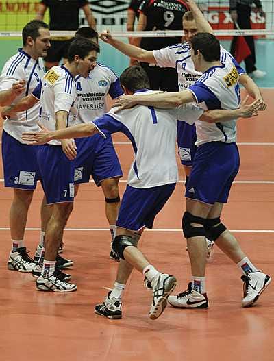 Sun Volleyn Juha Aho (no 3), Teppo Heikkilä (no 7), Anssi Hakala (no 4), Eemi Tervaportti (no 1), Marko Aho (no 13) ja Antti Malinen (no 9) iloitsevat voitettua pistettä lentopallon Suomen Cupin miesten finaaliottelun.