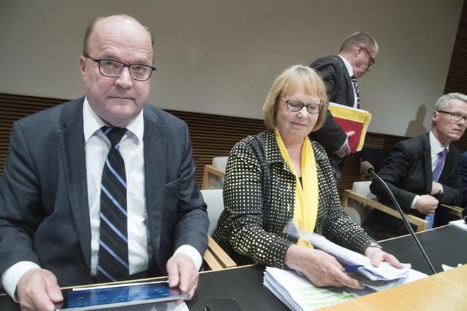 Keskustan kansanedustaja Tapani Tölli (vasemmalla) kertoi Lännen Medialle, ettei hyväksy kaupoissa myytävän alkoholin vahvuuden korotusta 5,5 prosenttiin. KUVA: Mauri Ratilainen