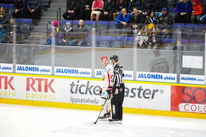 Sportin Victor Westermarck lensi Raumalla suihkuun toisessa erässä. Kuva: Jussi Hietikko