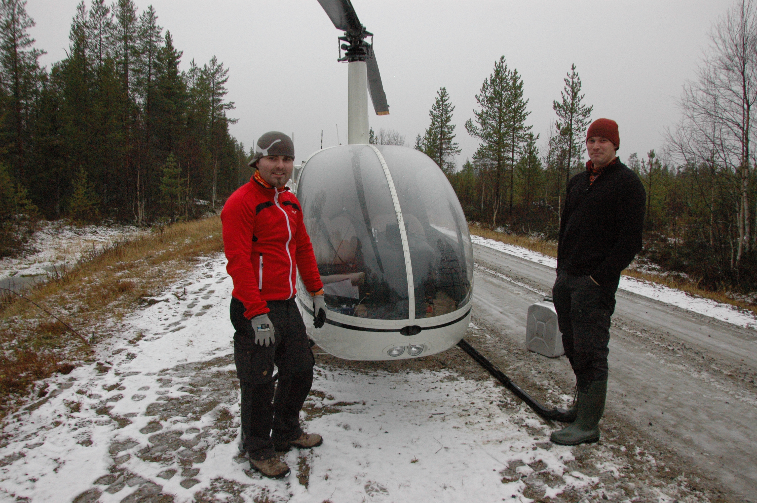 Porokopterissa olivat torstaina kuljettaja Eliel Saarinen (vas.) ja Jarmo Aikkila.