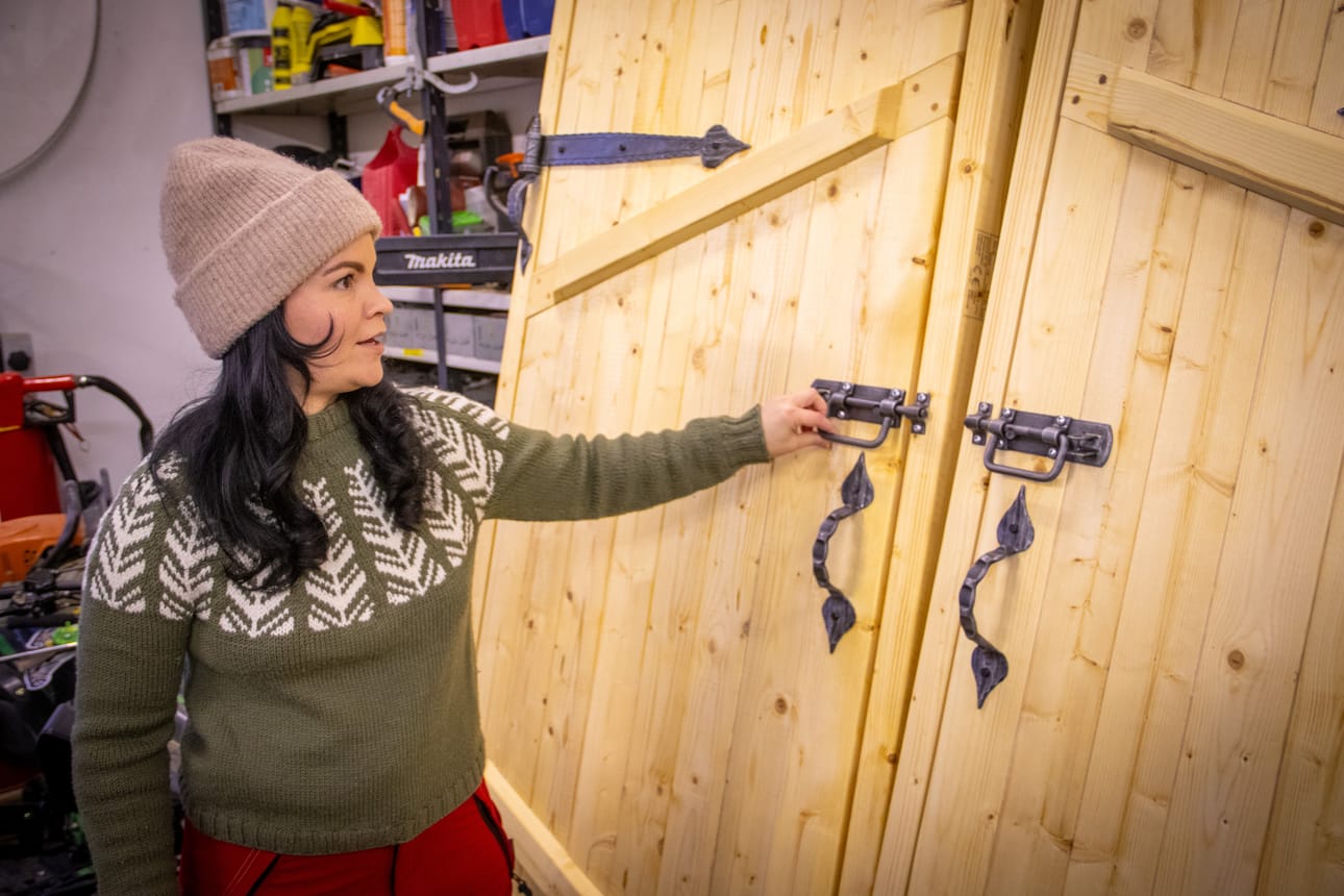 Kovimmilla pakkasilla Salla ja Ville Penttilä tekivät autotallissa saunaan komeat ovet. Nyt odotetaan lämpimiä ilmoja, jotta ne voidaan asentaa paikalleen.