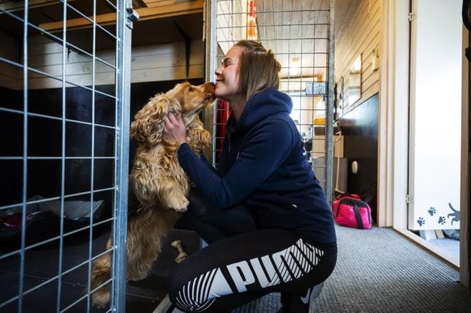 Ellin eläinhoitolaa pitävä ’Elli’ eli Elina Paananen valmistuu pian unelmiensa ammattiin eläintenhoitajaksi. KUVAT: JARNO PELLINEN