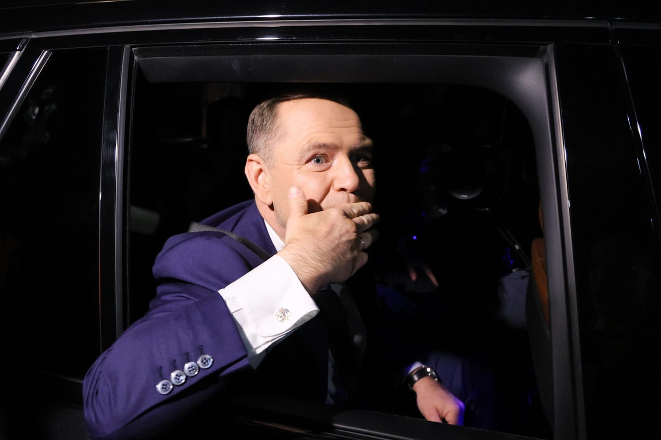 Puolan presidentiksi valittu Karol Nawrocki on tuntematon tekijä poliittisena johtajana. Historioitsija poistumassa tapaamisestaan väistyvän presidentin Andrzej Dudan kanssa Varsovassa 3. kesäkuuta 2025.