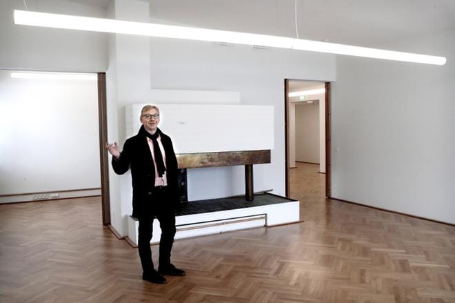 Kaupunginarkkitehti Jussi Aittoniemi ja koko kaupunkiympäristön toimiala sijoittuvat entiseen kaupunginjohtajan virka-asuntoon, joka on kokenut peruskorjauksessa kasvojenkohotuksen. Uudet roikkuvat toimistovalaisimet mukailevat Aallon arkkitehtuuria. Samanlaiset tuotiin aiemmin Aallon kirjastoon. KUVAT: JOUKO HÄNNINEN
