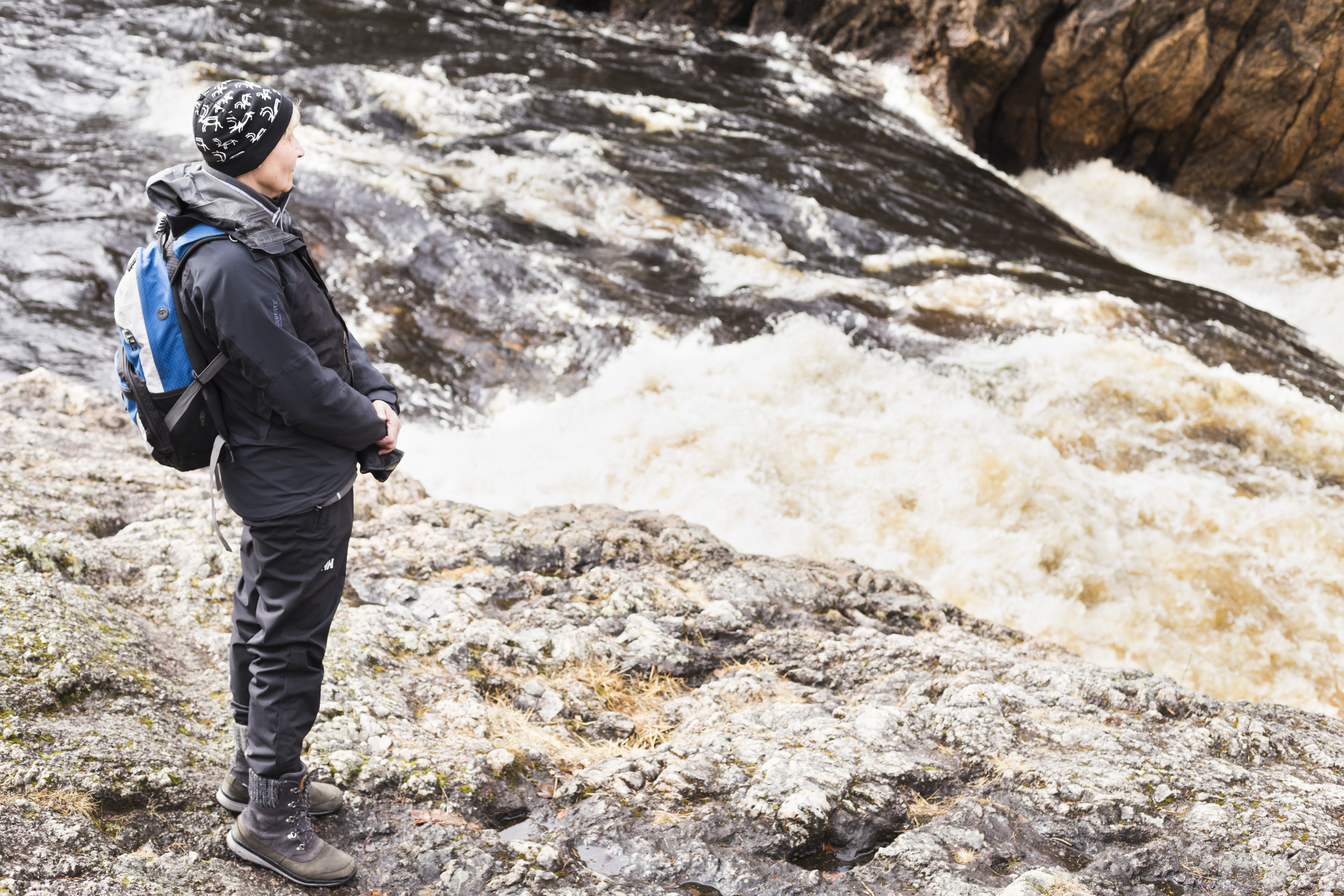 Aila Saari nauttii kosken kuohumisen kokemisesta. 