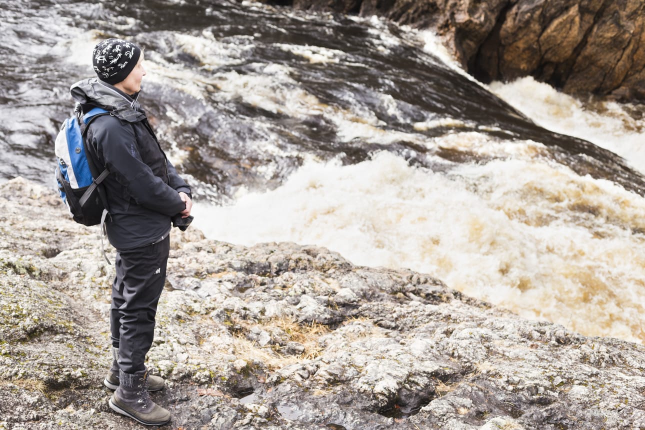 Aila Saari nauttii kosken kuohumisen kokemisesta.