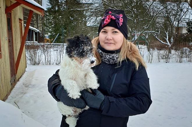 Seinäjokelainen Jenni Malmi tekee koiransa Martan kanssa pitkiä kävelylenkkejä. Touhukas kolmevuotias jackrussellinterrieri pääsee välillä emäntänsä syliin. KUVAT: JENNI MALMIN KOTIALBUMI