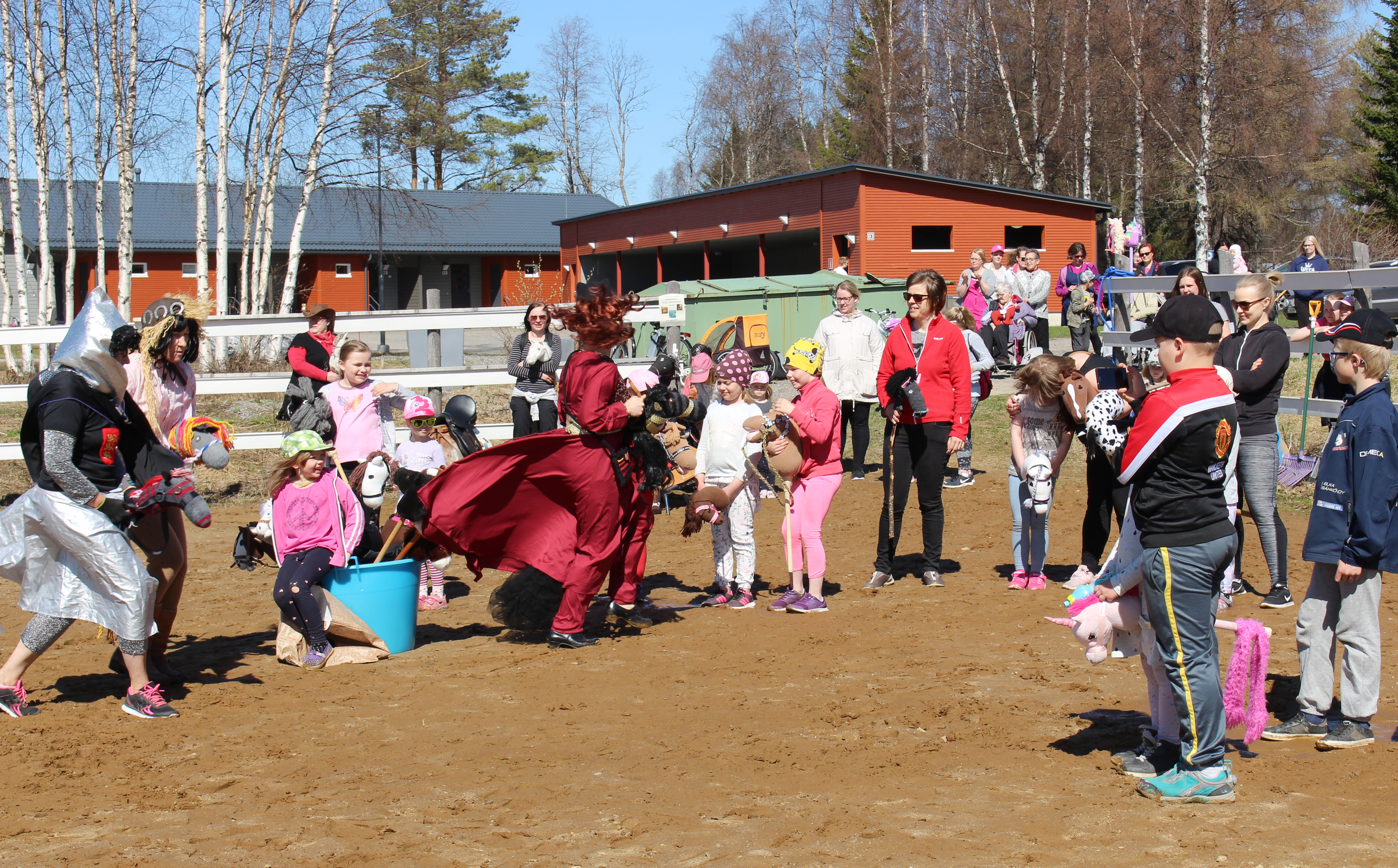 Spirit of Horses ry:n yhdessä yhteistyökumppanien kanssa järjestämä Unelmien liikuntapäivä keräsi Matleena Kervisen hevoshakaan noin sata kävijää. Alkulämpöä osallistujille antoivat Havu-konikat juhlanäytöksellään.