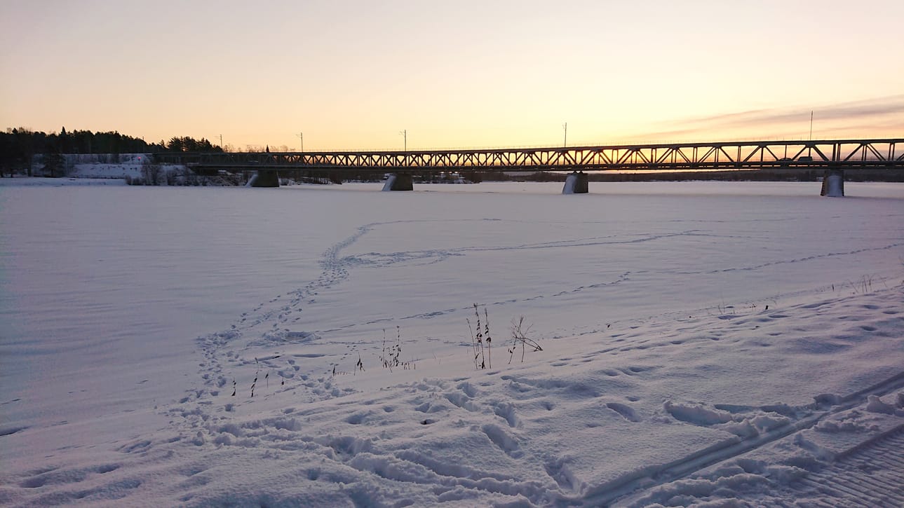Jäljet jäällä voivat johdattaa vaaraan varsinkin matkailijoita.