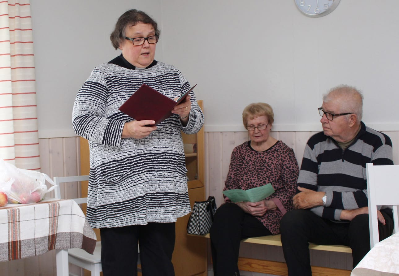 Rovasti Merja Jyrkkä on ollut pian viisi vuotta Siikalatvan seurakunnan kirkkoherra. Pari viikkoa sitten Jyrkkä toimitti Pulkkilassa sadonsiunauksen.
