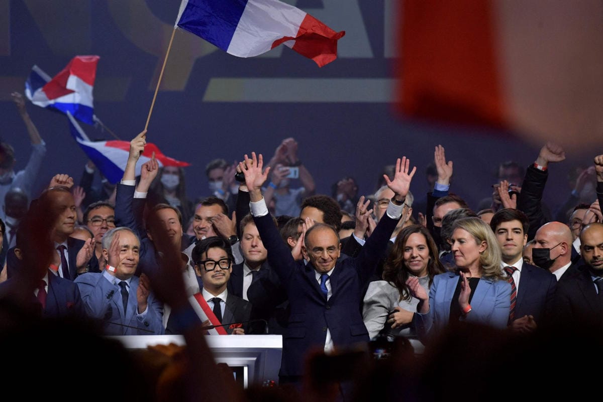 Mielipidekyselyjen mukaan Eric Zemmour (kuvassa keskellä) oli vielä lokakuussa suosituin seuraaja istuvalle presidentille Emmanuel Macronille, mutta hänen suosionsa on viime aikoina hiipunut. LEHTIKUVA / AFP