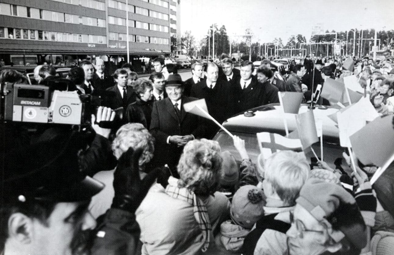 Matkalla Linnanmaalle Mihail Gorbatshov ja Raisa Gorbatshov pysähtyivät Tuirassa tervehtimään kansanjoukkoja presidentin Oulun-vierailulla.