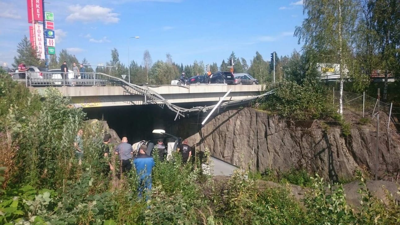 Bussi syöksyi junaraiteelle kaiteen läpi.
