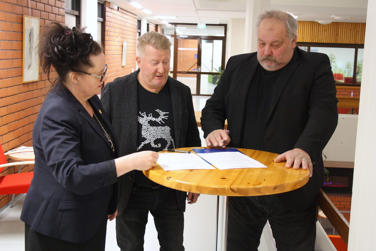 Tarja Leinonen-Viinikka, Mikko Ahonen ja Joukamo Kortesalmi kävivät allekirjoittamassa uuden valtuustoryhmän perustamisasiakirjan kaupunginvaltuuston kokoustauolla.