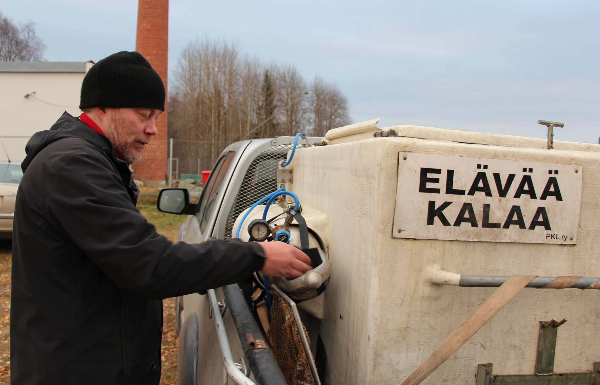 Kalatalousneuvoja Pasi Anttila esittelee kalustoa, jolla kalanpoikaset siirretään luonnonravintolammikoihin tai vesiin. Siirtovälineistö vastaa hallilaitteineen akvaariolosuhteita, Anttila vertaa.