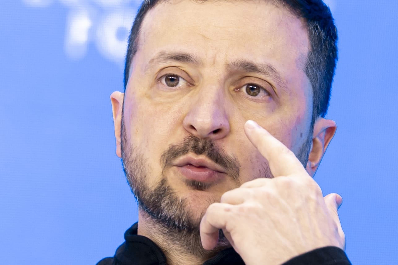 Ukrainan presidentti Volodymyr Zelenskyi puhui eurooppalaisille poliitikoille ja yritysjohtajille päivää sen jälkeen, kun Trump oli vannonut virkavalansa Yhdysvaltain presidenttinä. Zelenskyin vakava puhe oli täydellinen vastakohta Trumpin löyhille lupauksille. Kuva: MICHAEL BUHOLZER