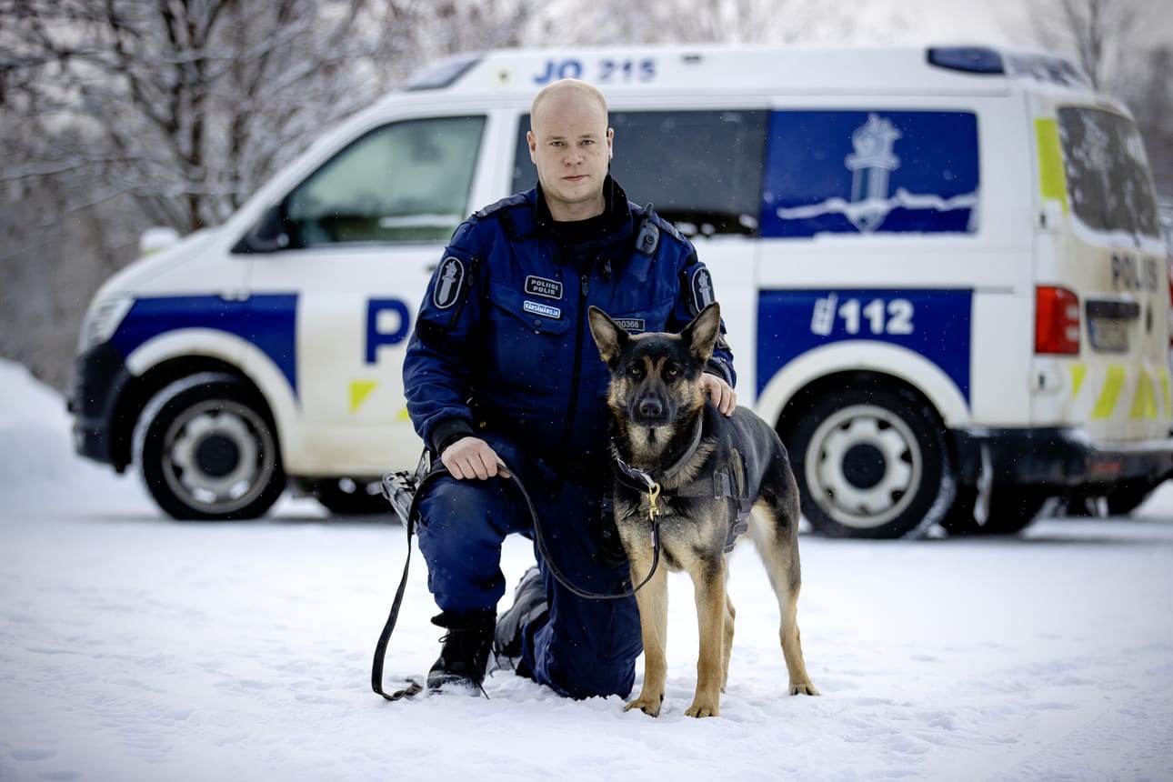 Raahelainen vanhempi konstaapeli Lauri Kärsämänoja tekee töitä jo toisen poliisikoiran kanssa. Körmy on kolmevuotias saksanpaimenkoira.