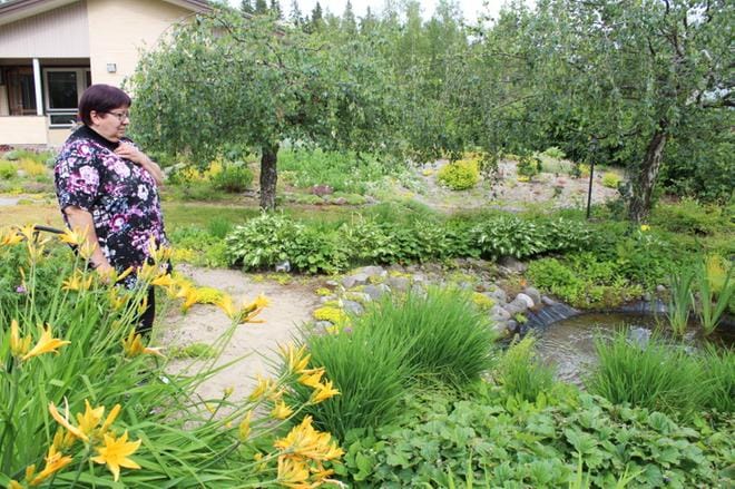 Mirja Uusi-Kilponen on laittanut nykyistä puutarhaansa kymmenen vuotta ja harrastanut alaa jo 30 vuotta. KUVAT: MINNA HIIRONEN