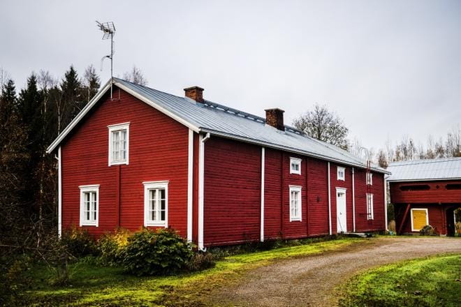 Vanhat pohjalaistalot ovat komeita katseltavia, ja niiden rakennustyylistä ja yksinkertaisista ratkaisuista voi ottaa mallia nykyaikaan. Kuvan historiaa henkivä talo on Isostakyröstä. KUVA: KRISTA LUOMA