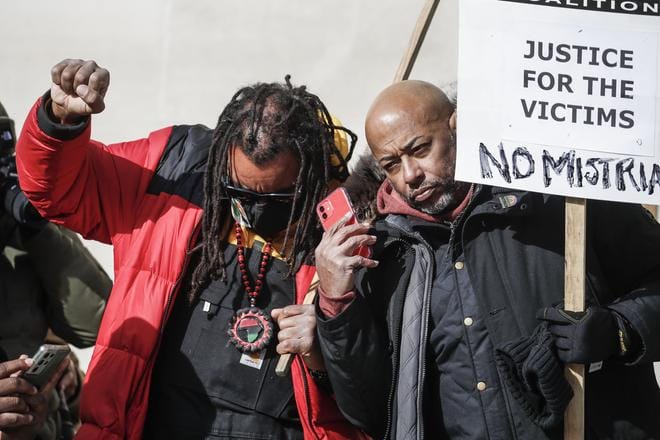 Wisconsinin levottomuuksissa poliisin luodista halvaantuneen Jacob Blaken setä, Justin Blake, kuunteli Kenoshan piirioikeuden ulkopuolella tuomion lukemista 19. marraskuuta 2021. Useat Black lives matter -liikkeen kannattajat pitivät oikeudenkäyntiä osoituksena valkoisen ylivallan otteesta oikeusjärjestelmässä.