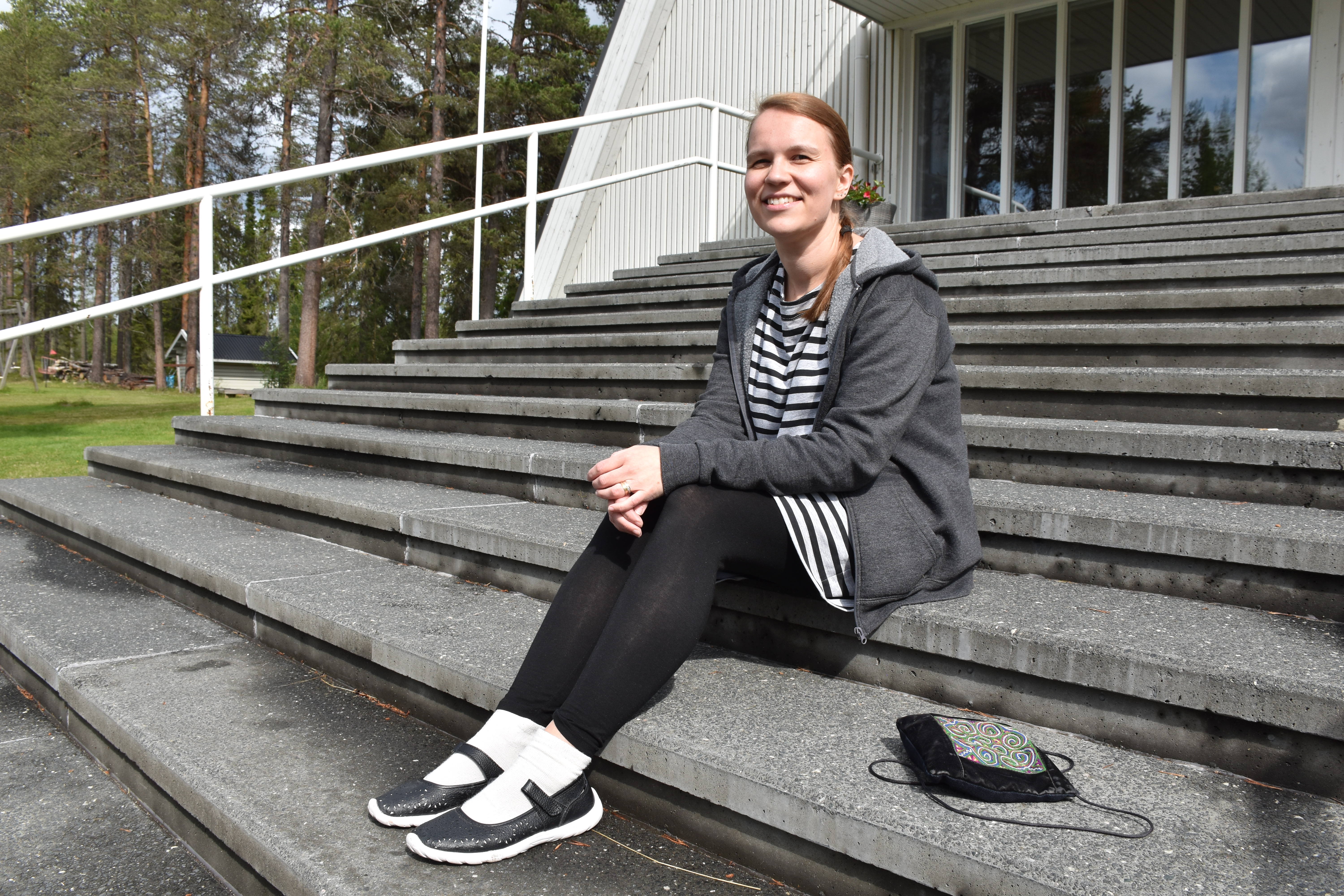 Rippileirin pastori Marika Villikka Käylän leirikeskuksen kirkon portailla.