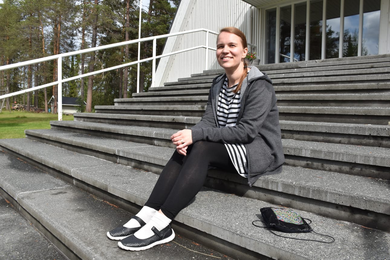 Rippileirin pastori Marika Villikka Käylän leirikeskuksen kirkon portailla.