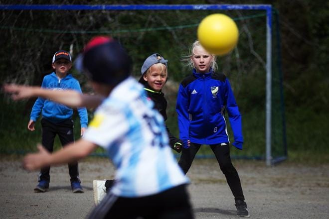 Max Lyyski (keskellä) ja Aini Autio tutustuivat toisiinsa ensimmäisenä leiripäivänä pelaamalla polttopalloa. KUVAT: JARNO PELLINEN