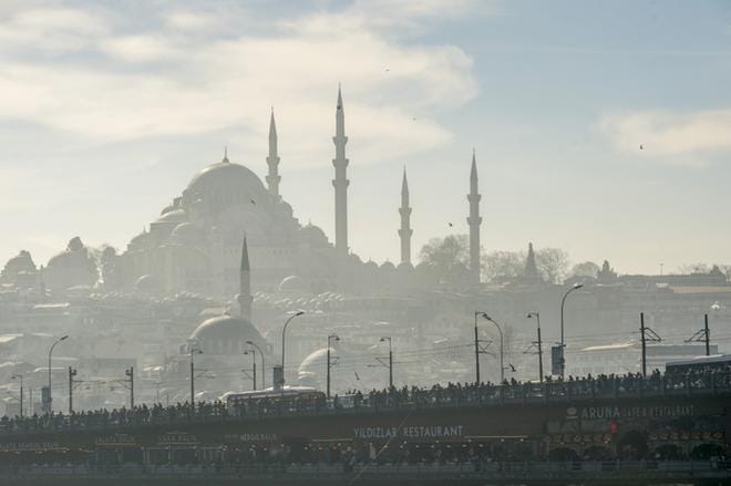 Turkin liiran romahdus on tehnyt maasta aiempaa edullisemman lomakohteen ulkomaisille turisteille. Kuva Istanbulin Bosporinsalmelta. KUVA: JORI LIIMATAINEN