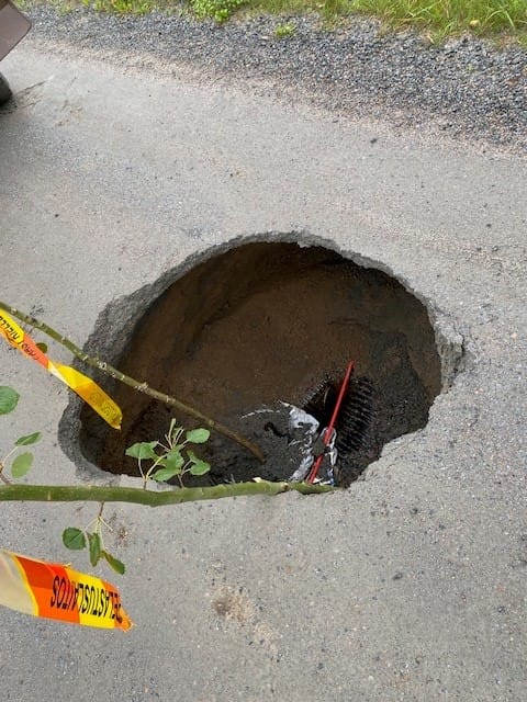 Sortuma oli Hirvijärventiellä kaivertanut maata tien pinnan alta.