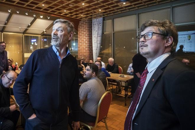 Kunnanjohtaja Rurik Ahlberg ja valtuutettu Michael Luther (r.) vastustivat näkyvästi kuntaliitosta ja saivat mieleisensä tuloksen neuvoa antavasta kansanäänestyksestä. ARKISTOKUVA: JARNO PELLINEN