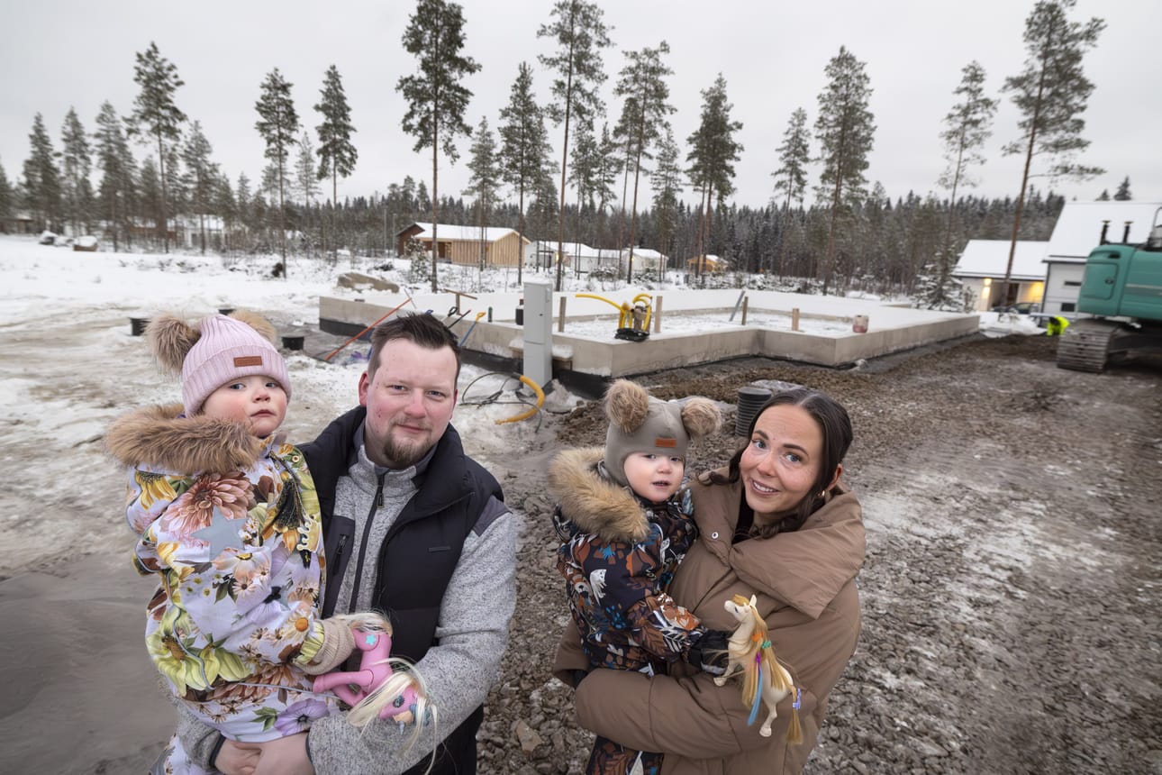 Väinö Hautaluoma ja Julia Mäki-Valkama sekä nelivuotias Adeliina ja kaksivuotias Eliel muuttavat kesällä uuteen kotiin.