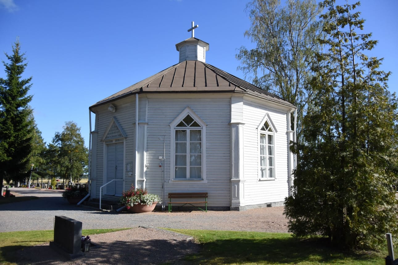 Vähänkyrön hautausmaille on tänä kesänä ilmaisia, opastettuja kierroksia. Kuvassa uuden hautausmaan vuonna 1892 valmistunut siunauskappeli.