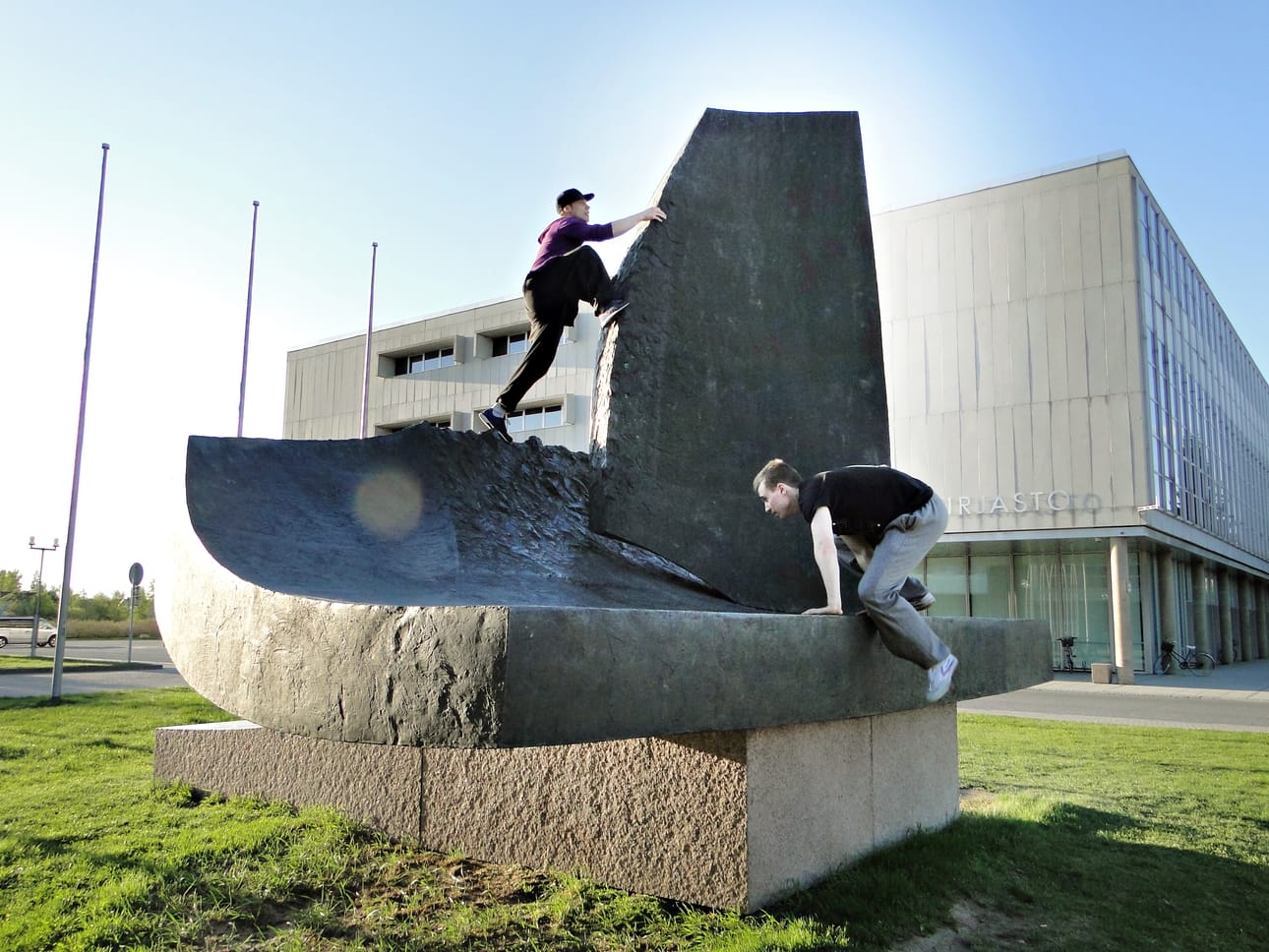 Janne Laurila (vas.) ja Anssi Rajaniemi näyttävät, kuinka parkourata voi vaikka teatterin pihalla.